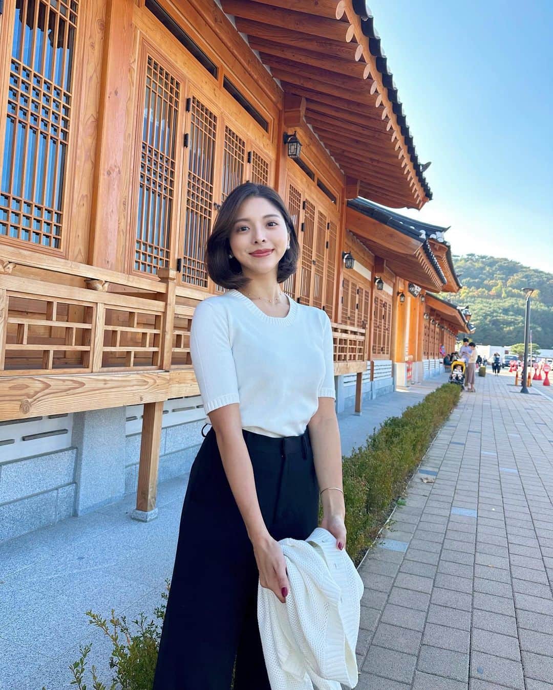 天野一菜のインスタグラム：「. 11月なのにまだまだ暖かいね〜 半袖でも、カーディガンを羽織っても、形が綺麗で 今の季節にぴったりなニット🍁」