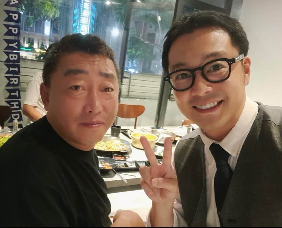 イ・キョンさんのインスタグラム写真 - (イ・キョンInstagram)「타향살이 하는 외로운 내 곁에서 서로 챙겨주고  서로 도와주고.. 서로 의지하고 버틸수있는 외로운 사람들 🤣🤣  예전보다 많이 힘들지만..  앞으로도 서로 돕고 잘 지내봅시다 ^^  #다낭여행 #다낭살이 #다낭 #이켠  #베트남 #칼디앤모어 #다낭자유여행 #다낭맛집 🇻🇳🇻🇳」11月5日 11時51分 - smkyun33