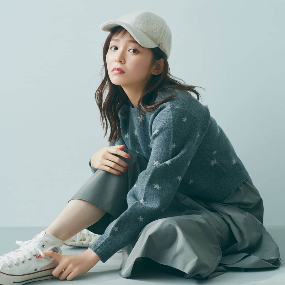 トランテアンソンドゥモードのインスタグラム：「【 RINKA'S WINTER STYLE 】  久間田琳加の冬スタイル  フェミニンもカジュアルも どちらのスタイルも自在に着こなす久間田琳加さんのコーデをCHECK！  ONLINE SHOPはTOPのURLよりご覧いただけます。 @31sonsdemode  ————————————————————  #31sonsdemode #トランテアンソンドゥモード #トランテアン #フェミニン #フェミニンコーデ #大人フェミニン #フェミニンカジュアル #久間田琳加 #りんくま #冬コーデ #ニットコーデ #柄ニット #アシメスカート」