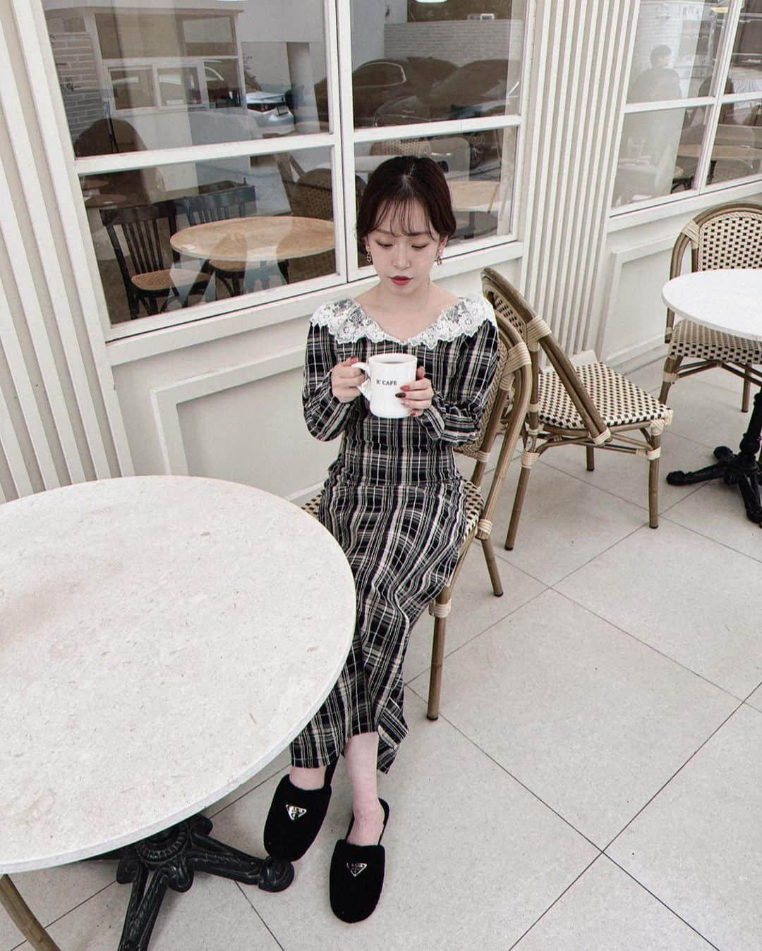 puinpiさんのインスタグラム写真 - (puinpiInstagram)「韓国でかわいかったカフェ☕️  テラスがかわいいカフェないかな？と、歩いてて発見♡  外のテラスがきもちよかた♡ 中は写真撮ってないんだけど、また外とは違った感じで かわいかったよ☕️  ワンピースの低身長さんの着用画もここで撮りました♡  仕事中はよく歩くのでカバンにフラットシューズをいれてて 疲れたら履き替えてるの🐰  今回はお気に入りのファーサンダルにした♡  #Pu i#Puishop #韓国旅行 #韓国カフェ #韓国カフェ巡り  #狎鴎亭カフェ #カフェ巡り #ワンピースコーデ  #チェックワンピース #ファーサンダル #PRADA #トートバッグ」11月5日 12時01分 - puinpi