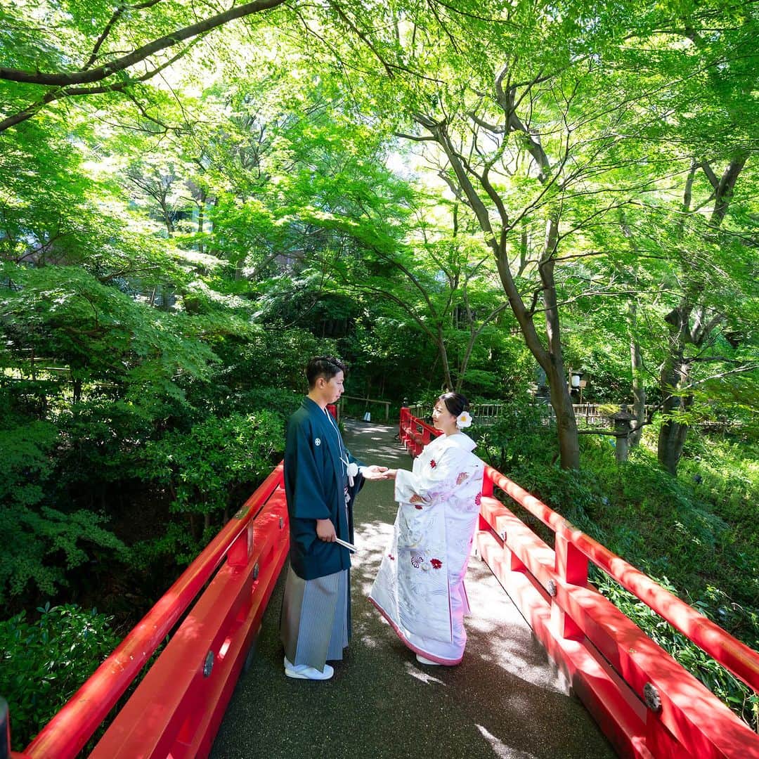 ホテル椿山荘東京ウエディングさんのインスタグラム写真 - (ホテル椿山荘東京ウエディングInstagram)「❤  赤い花柄がアクセント♪ 自慢の白無垢で緑の庭園へ🌲 …………………………………… 都心にいるとは思えない、 緑が輝く広大な庭園🍃✨  庭園内には緑だけでなく、 「三重塔」や「赤橋」など 和装に映えるスポットが充実しています♪  ホテルの華やかな空間と 安らぎを感じる緑の空間と 両方の魅力をお楽しみいただけます💍✨  Kimono @takamibridal_costume  TOKYO RESORT WEDDING 東京には、ひとを祝福する森がある。  ----------------------------------------------- @hotelchinzansotokyo_wedding のアカウントを タグづけ＆ #椿山荘花嫁 にてご投稿いただいた方より ステキなお写真✨をご紹介させていただきます。 皆さまのご投稿をお待ちしております ------------------------------------------------  #ホテル椿山荘東京ウエディング #ホテル椿山荘東京 #椿山荘結婚式 #東京リゾート #東京リゾートウエディング #tokyoresortwedding #東京花嫁 #関東花嫁 #花嫁ショット  #ウェディングレポ  #ホテルウエディング #結婚式準備  #結婚式場探し #式場見学  #卒花嫁 #2023花嫁 #大人花嫁  #和装花嫁 #和装  #和装前撮り #和装結婚式 #和装婚 #白無垢 #和装ヘアスタイル #和装小物  #ウェディングフォト #プレフォト #前撮り」11月5日 11時54分 - hotelchinzansotokyo_wedding
