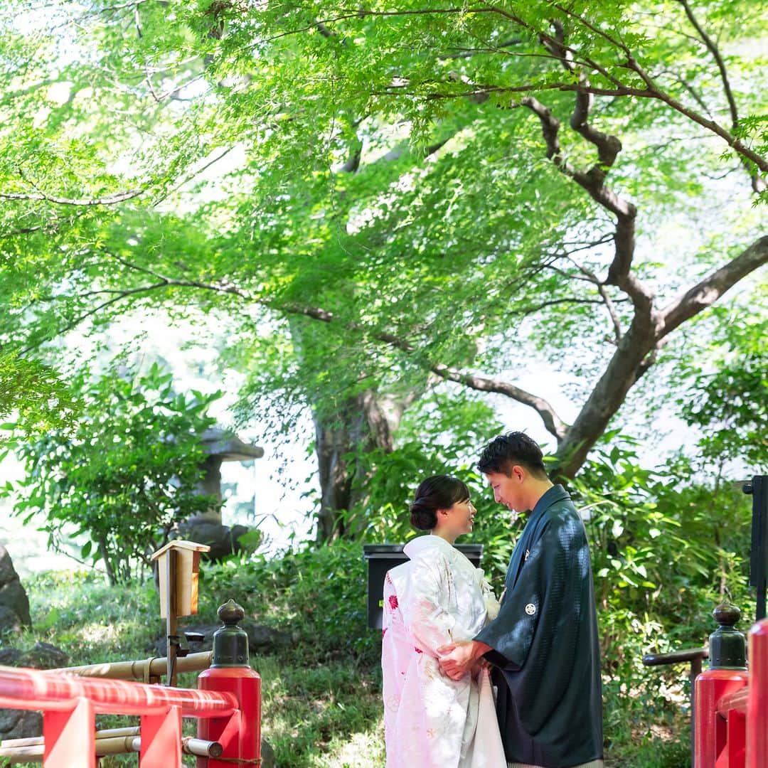 ホテル椿山荘東京ウエディングさんのインスタグラム写真 - (ホテル椿山荘東京ウエディングInstagram)「❤  赤い花柄がアクセント♪ 自慢の白無垢で緑の庭園へ🌲 …………………………………… 都心にいるとは思えない、 緑が輝く広大な庭園🍃✨  庭園内には緑だけでなく、 「三重塔」や「赤橋」など 和装に映えるスポットが充実しています♪  ホテルの華やかな空間と 安らぎを感じる緑の空間と 両方の魅力をお楽しみいただけます💍✨  Kimono @takamibridal_costume  TOKYO RESORT WEDDING 東京には、ひとを祝福する森がある。  ----------------------------------------------- @hotelchinzansotokyo_wedding のアカウントを タグづけ＆ #椿山荘花嫁 にてご投稿いただいた方より ステキなお写真✨をご紹介させていただきます。 皆さまのご投稿をお待ちしております ------------------------------------------------  #ホテル椿山荘東京ウエディング #ホテル椿山荘東京 #椿山荘結婚式 #東京リゾート #東京リゾートウエディング #tokyoresortwedding #東京花嫁 #関東花嫁 #花嫁ショット  #ウェディングレポ  #ホテルウエディング #結婚式準備  #結婚式場探し #式場見学  #卒花嫁 #2023花嫁 #大人花嫁  #和装花嫁 #和装  #和装前撮り #和装結婚式 #和装婚 #白無垢 #和装ヘアスタイル #和装小物  #ウェディングフォト #プレフォト #前撮り」11月5日 11時54分 - hotelchinzansotokyo_wedding
