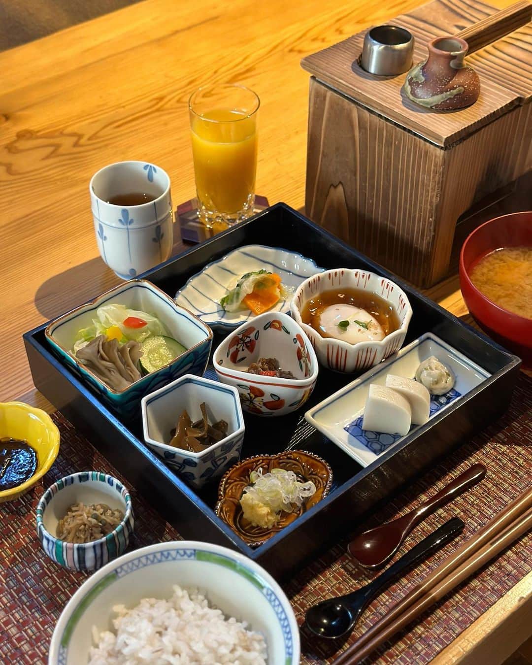 黒田麻理耶のインスタグラム：「🍚🐟 . 「松坂屋本店」の身体に優しい旅人朝食🥢 夕食時にとろろと納豆が苦手なことを伝えたら、 違うものを出してくださいました🥹✨ ありがたや🙇‍♀️ . 大浴場は2023年2月にリニューアルしたばかり♨️ 貸切風呂も5つあって、空いていれば何度でも入れるし、 泉質が本当に良いからお部屋の露天風呂含め たくさん入りました〜🥰♨️✨ . ラウンジスペースも4ヶ所あってどこも素敵な空間で 15:00〜23:00はフリーでお酒やジュースを楽しめたり、 ガチャガチャで入浴剤をもらったり(動画枚目)、 チェックインからチェックアウトまでたくさん楽しめた☺️ . 江戸時代から愛され続ける老舗旅館✨ 360年ってほんとすごい🥹 名湯といわれていることにも納得でした😌♨️ . #松坂屋本店  #箱根の名湯松坂屋本店  #箱根 #箱根旅行  #箱根温泉  #芦之湯温泉  #温泉旅行 #温泉  #mariyaonsen  #♨️」