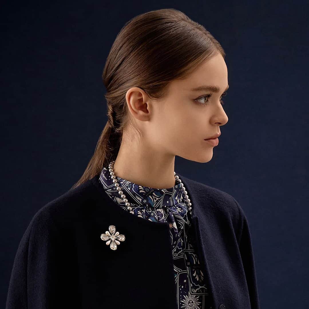 ANAYIのインスタグラム：「Holiday Collection 2023 "The Sign"   ＿＿＿＿＿＿＿＿＿＿＿＿＿＿＿＿  星宙をイメージしたミッドナイトネイビーを基調に、 星の煌めきをラメやスパンコールで表現。  タロットモチーフプリントや、 ラメ刺繍で描いた星柄を取り入れた ニットアイテムはフェミニンシックなスタイルに。  ウェアに合わせてデザインされた、 オリジナルのアクセサリーで 瞬きをプラスしドレスアップ。 デイリーから特別なシーンまで 着こなしのバリエーションを楽しめる、 気持ちが高揚するコレクション。   ＿＿＿＿＿＿＿＿＿＿＿＿＿＿＿＿   LOOKBOOK公開中。  ホリデーシーズンに大切な人へメッセージを🌙 Greeting Card by ANAYI "Holiday Collection"  ANAYIオリジナルグリーティングカードを期間限定で公開中。  ANAYI "Holiday Collection 2023"のモチーフがアニメーションで動く、スペシャルなデジタルグリーティングカードで、大切な人へメッセージをお届けします。 @anayi_official ハイライトからぜひご利用ください✨  #ANAYI #アナイ  #HolidayCollection2023_ANAYI」