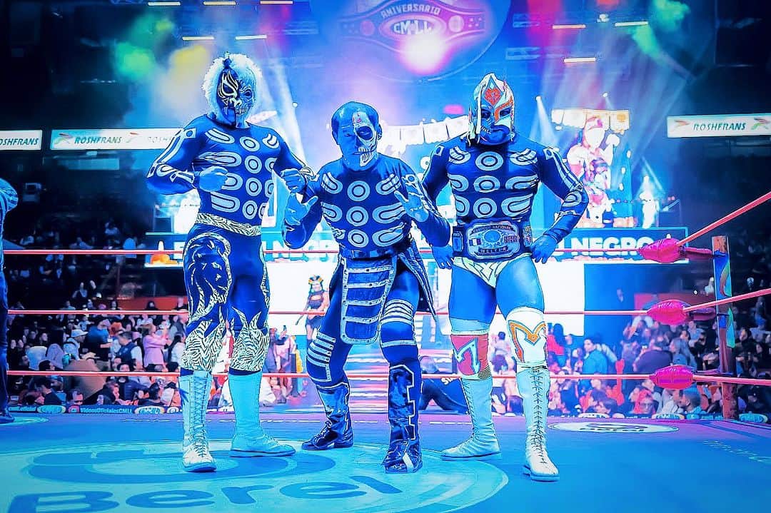 奥村茂雄のインスタグラム：「Viernes 3 de noviembre en la función de Día de Muertos en la Arena México; una noche de alianza entre Los Depredadores Magia Blanca, Rugido y uno de Los Chacales del Ring el #tifondeosaka . (C) CMLL / @elfotografodelasluchas - - #cmll #arenamexico #diademuertoscmll #losdepredadores @magiablancadepredadorcmll @rugidocmll #loschacalesdelring #okumura #guerrerosamurai」