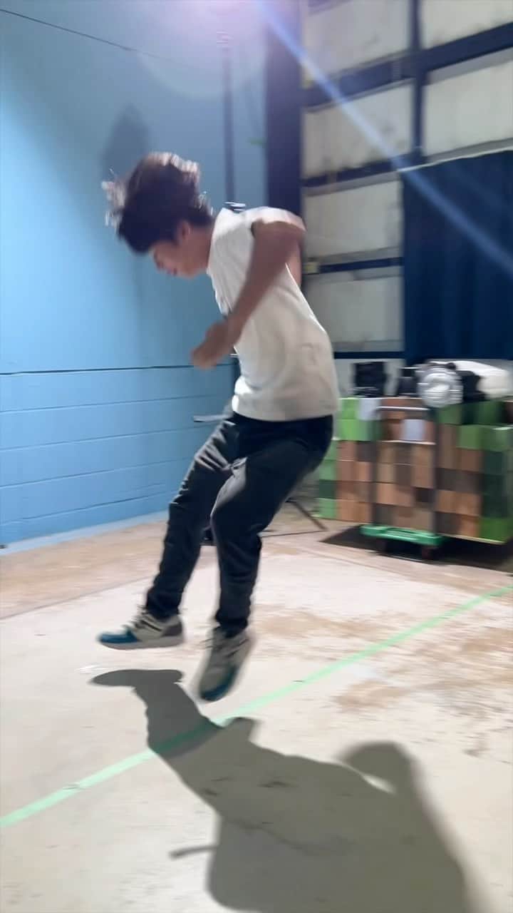 すしらーめん《りく》のインスタグラム：「空中浮遊ダンス初挑戦の時のやつ、ひどいw #slickback #slickbackchallenge」