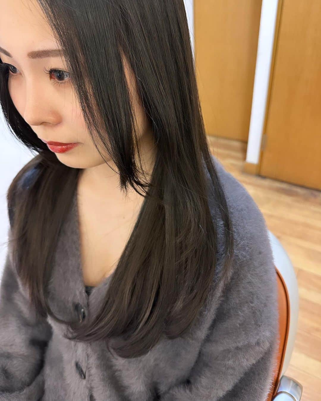 日下佳亮のインスタグラム：「ロングでもふんわり✨お手入れが楽になるヘアスタイル🌿 茅ヶ崎駅徒歩30秒 ・ ○湘南地域No,1の支持率実力派スタイリスト ○KENJEグループ９年連続お客様支持率No,1 ○品のある湘南の海に似合うハイライトカラー ○湘南１の外国人風カラーを提供します ・ 【日下指名限定クーポン】 ●ハイライト+全体カラー+ハイライト部分カラー+3ステップTR→¥22,000 ●カット+カラー+前処理トリートメント→¥11,000 ●カット→¥5,500 ※僕がつくるハイライトやグラデーションスタイルは必ずブリーチが必要になります ・ こだわりがたくさん詰まったカラーを是非、一度お試しください♪ 責任を持って皆さんにヘアスタイルを楽しんで頂きたいのでどうぞよろしくお願いいたします！ 質問、ご相談、ご予約はプロフィールのURLまたはこのインスタのDMから受け付けております♪ ・ その他のスタイルはこちら ＠crea.kusaka ・ 【店舗】 crea茅ヶ崎 【営業時間】 10:00-19:30 【定休日】 不定休※火曜日はコンテスト等でお休みをいただく場合がございます。  0467-84-1773 【住所】 神奈川県茅ヶ崎市幸町2-10　ジョイ茅ヶ崎パート105号  JR茅ヶ崎駅南口徒歩30秒  #レイヤー #茅ヶ崎美容室#茅ヶ崎レイヤー#韓国ヘア#顔周りレイヤー #茅ヶ崎サロン#ロングレイヤー#茅ヶ崎美容院」