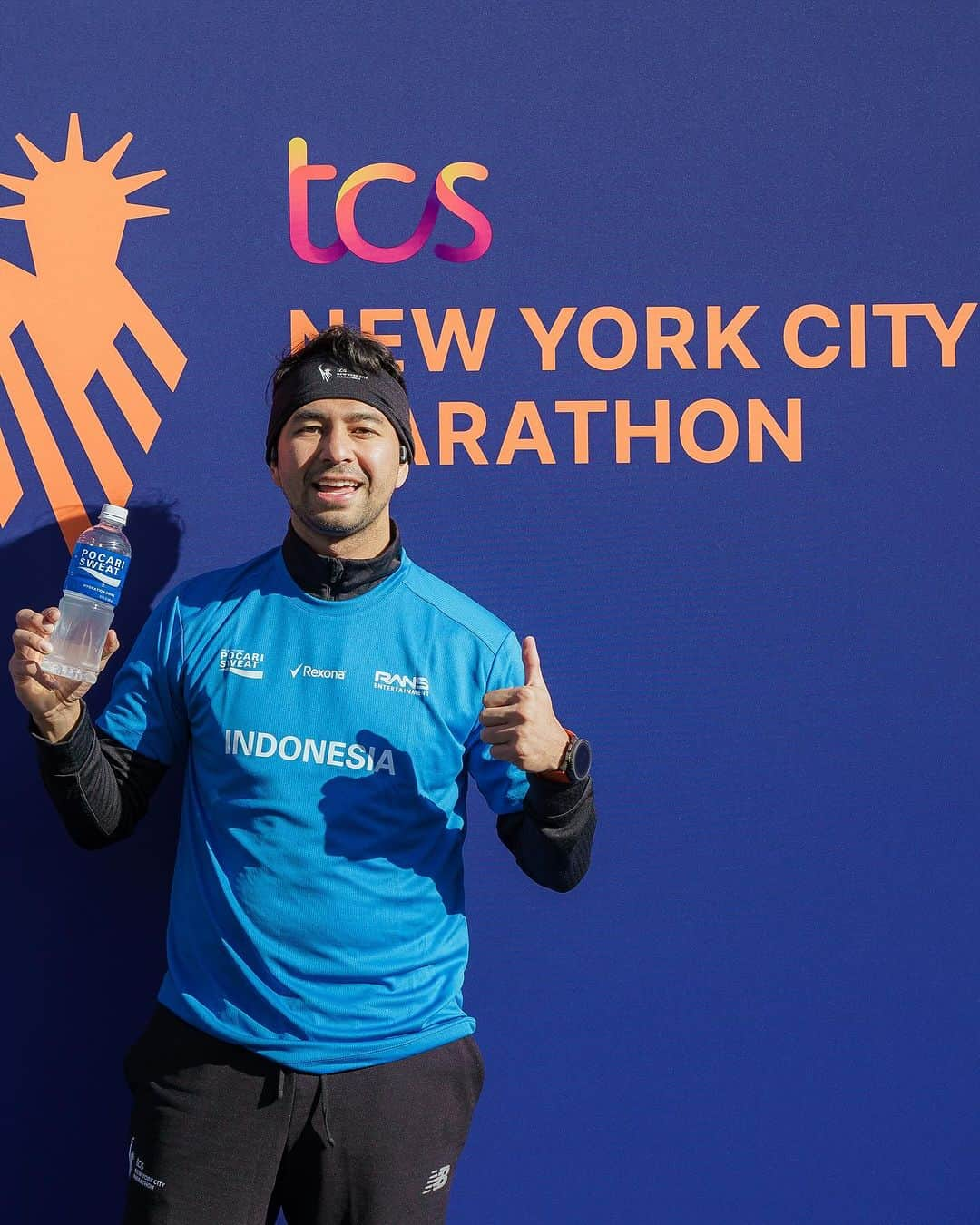 Raffi Ahmadのインスタグラム：「Ready for New York City Marathon 2023 !! 🔥🔥  Ini perlengkapan tempur gue untuk siap lari MARATHON 42,2km besok! Mulai dari jersey, bib, sepatu, sampai persiapan untuk hidrasi besok!  Hidrasi itu salah satu kunci terpenting dalam berlari, terutama MARATHON! Menjaga hidrasi penting untuk menjaga suhu tubuh yang akan naik saat berlari dan juga agar terhindar dari keram.  Saat berlari hidrasi dengan air saja tidak cukup. Tubuh butuh ION dan cairan sekaligus yang bisa didapatkan dari POCARI SWEAT karna kandungannya mirip cairan tubuh yang mudah diserap🙌🏻💦  #BornToSweat #SafeRunning #GoSweatGoIon」