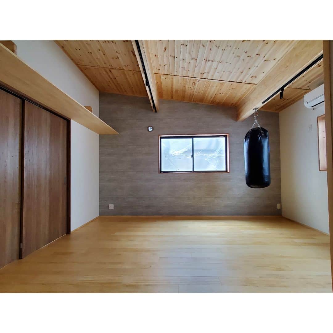 はりまの家さんのインスタグラム写真 - (はりまの家Instagram)「サンドバックのある部屋 施工：久内工務店 @kyunai_koumuten   ‥‥‥‥‥‥‥‥‥‥  6年前に新築させていただいたお宅の増築工事をさせていただきました。 １階に駐車場と物置を、２階に二部屋を作りました。 サンドバックが印象的なカッコいいお部屋が出来上がりました。  ‥‥‥‥‥‥‥‥‥‥  お家を建てたいなら【#はりまの家】をチェック♪  ・気になる建築会社へまとめて一括資料請求ができる！ ・お好みの資料やカタログももらえます！ ・播磨エリアの住宅イベント情報満載！申込みもできます。 ・モデルハウスで会社のこだわりをチェック！見学予約もはりまの家から♪ ・掲載施工事例1000件以上で建築会社の特徴がわかります  @harimanoie からWEBサイトへGO！  ‥‥‥‥‥‥‥‥‥‥  #久内工務店 #姫路市工務店 #姫路市住宅会社 #姫路市 #匠の技 #伝統工法 #職人の家 #木造建築 #増築 #トレーニングルーム #新築 #新築一戸建て #注文住宅 #施工事例 #マイホーム #家づくり #家づくりアイデア #家づくり計画 #家づくり計画中 #マイホーム計画 #マイホーム計画中 #家づくり記録 #後悔しない家づくり」11月5日 12時00分 - harimanoie
