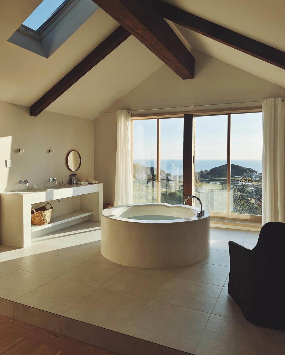 金セアルのインスタグラム：「🛀🌞 ＿＿＿＿＿＿＿＿＿＿ ・ 好きな陽の光に合わせて 朝風呂に入るべし。 眼前には海と柿の木🥲✨🙏  淡路島／ @terroir_awaji   1枚目は 【am7:16】 6枚目は 【am6:04】 どっちに入りたい？」