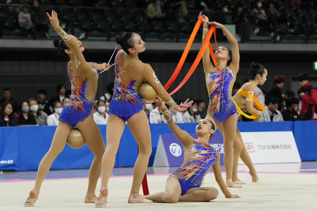 日本体操協会さんのインスタグラム写真 - (日本体操協会Instagram)「第76回全日本新体操選手権大会🇯🇵10/28-29  #フェアリージャパンPOLA 団体メンバーは、リボン3・ボール2の競技演技と、フープを取り入れたダンス演技を披露しました✨  #全日本新体操選手権 #2023RGALLJAPAN #新体操 #rhythmicgymnastics #男子新体操 #mensrhythmicgymnastics   @nanami_takenaka @ayuka19990927  @rinako422 @imaoka.rina322 @fuka._.1208  @chihana_1875 @hisan.__o @megumi.gumi」11月5日 12時18分 - gymnasticsjapan