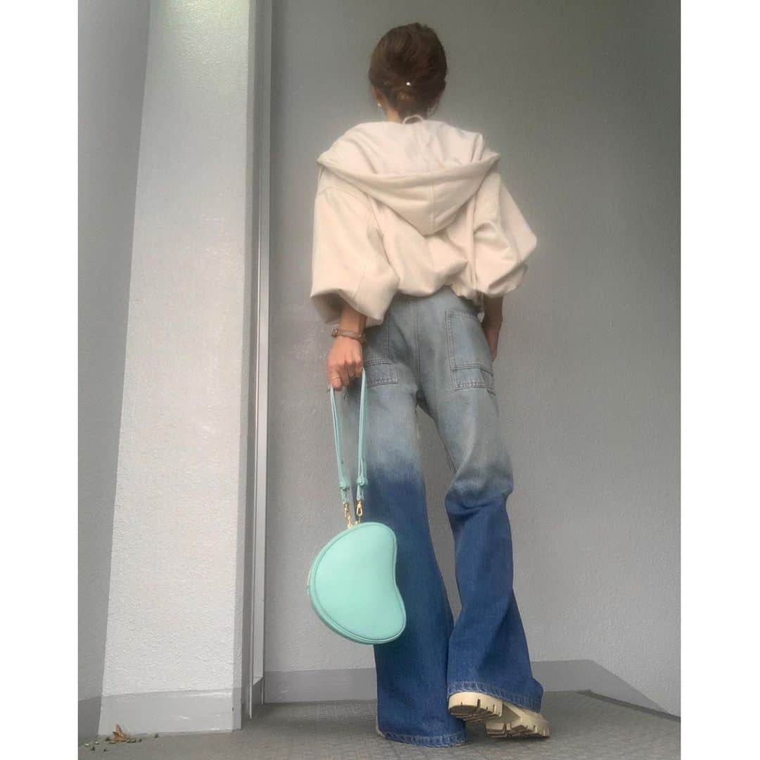 chieminsさんのインスタグラム写真 - (chieminsInstagram)「このデニムばっかり穿きたくなる👖🫶·͜·  ZARAのパーカーは裏地も付いてて、ジャケット感覚で着れて👍🏻  袖と裾がキュッってなってるのも可愛いぃな🤍·͜·  hoodie.boots▶︎▷#zara bustier▶︎▷#searoomlynn  pants▶︎▷#ryotakashima bag▶︎▷#chiiiibag  necklace▶︎▷#cene  #code  #coordinate #ootd #outfit #mylook #ママコーデ#156cmコーデ #デニムコーデ #パーカーコーデ #デイリーコーデ」11月5日 12時11分 - chery0131