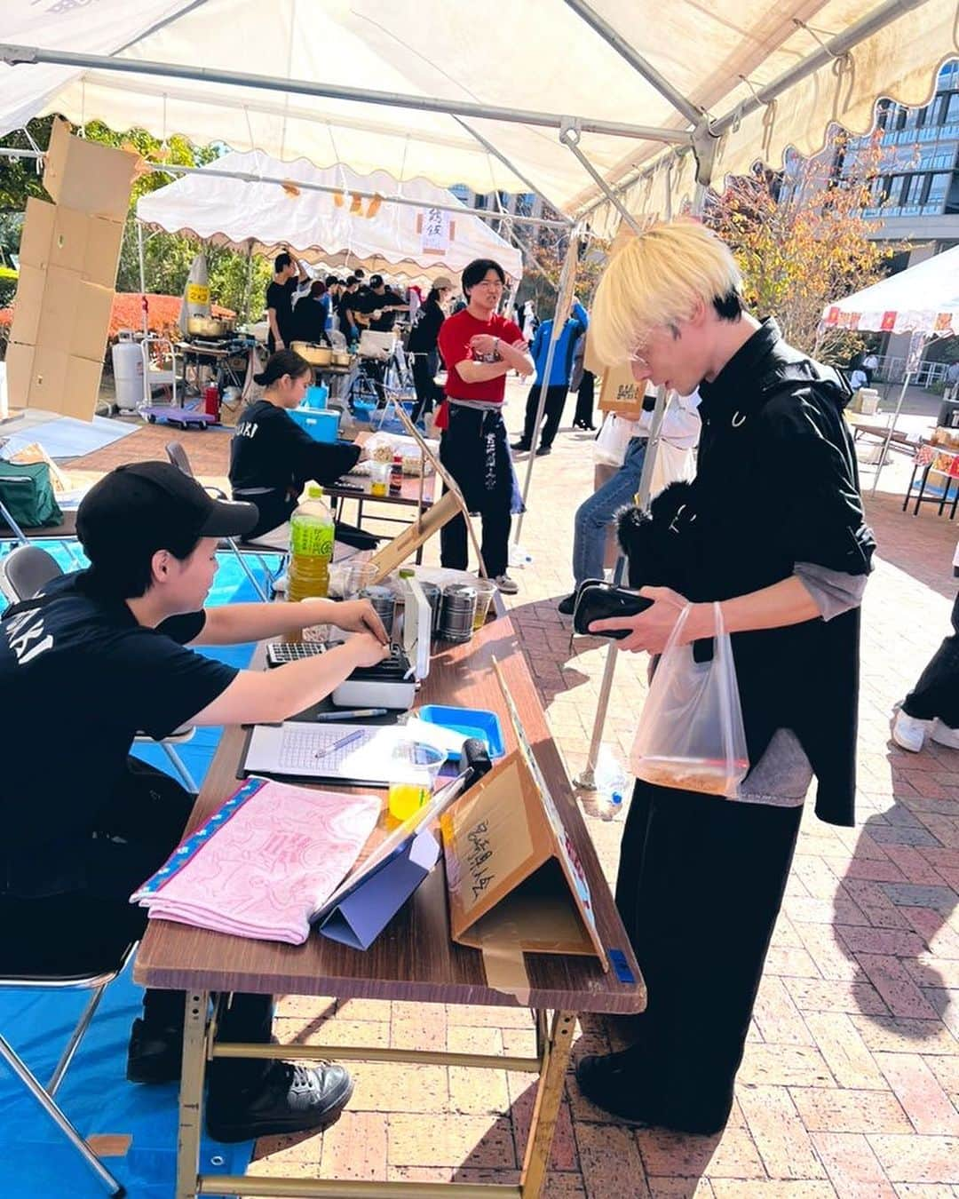 氏原ワタルのインスタグラム：「早速腹ごしらえ 学生さんの熱気すごい 楽しそう👍 宮崎のギョーザやら長崎の角煮まんやらたこ焼きやら名物のウナギうどんやら、めちゃウマ😋ありがと  https://www.doesdoesdoes.com #九州産業大学 #香椎祭」