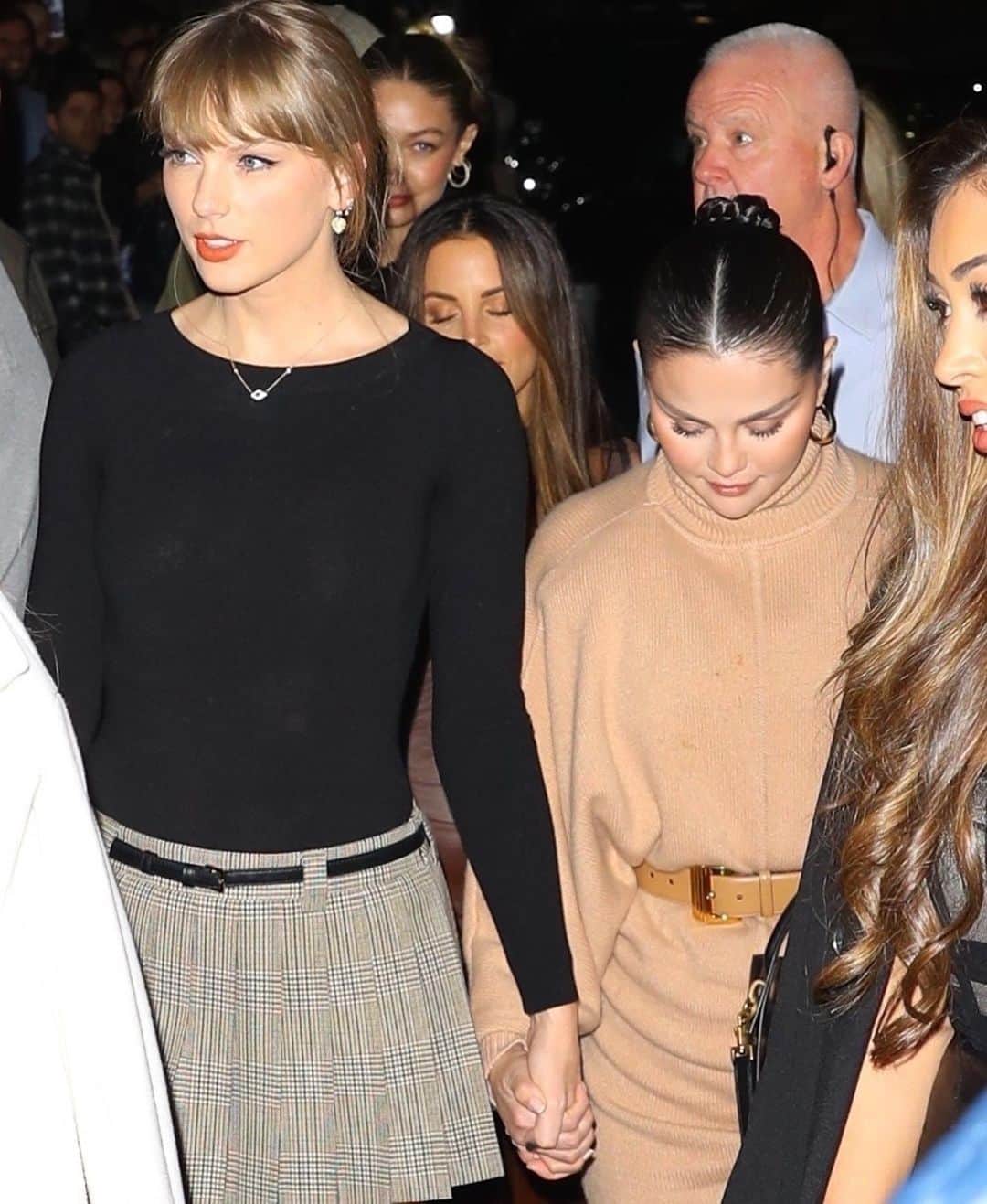 Just Jaredさんのインスタグラム写真 - (Just JaredInstagram)「Taylor Swift held hands with Selena Gomez and Brittany Mahomes during their night on the town in NYC! Tap this pic in the LINK IN BIO to see so many more photos from the star-studded hang. #TaylorSwift #SelenaGomez #BrittanyMahomes Photos: Backgrid」11月5日 12時12分 - justjared