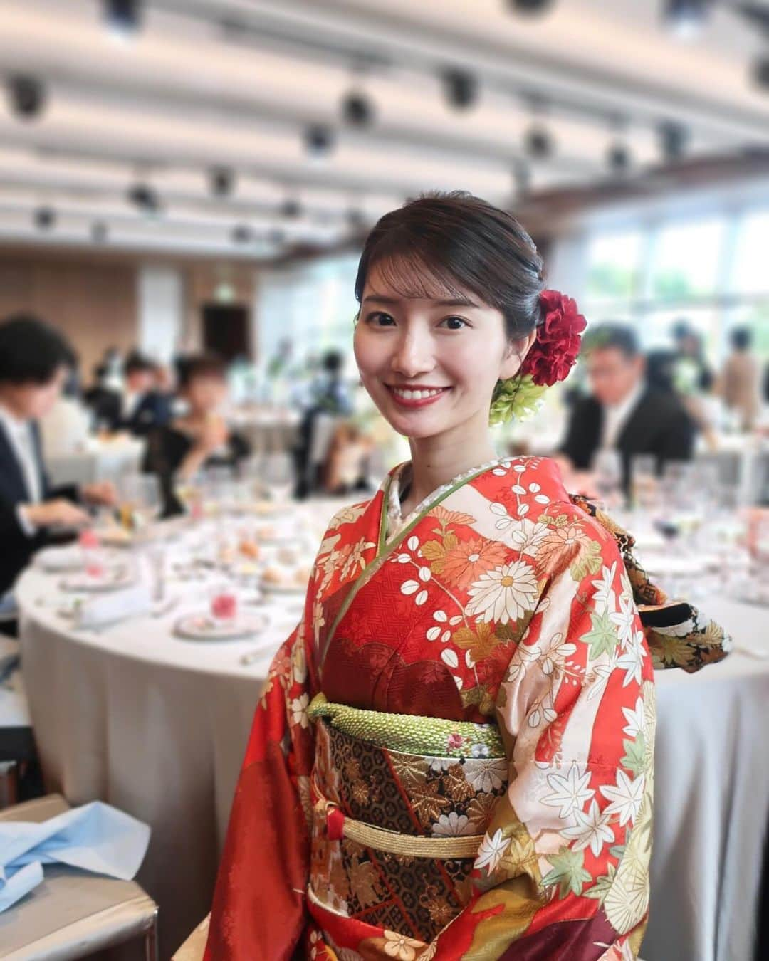 吉村恵里子さんのインスタグラム写真 - (吉村恵里子Instagram)「・ 先日、姉の結婚式に参列しました👰‍♀️♡  幼少期からずっと一緒に過ごしてきて喧嘩もよくしましたが、私が運動会のリレーで転けたとき、すぐ駆けつけてくれる、そんな優しい姉です。  家族や親族にも会えて、心が満たされました。素晴らしい式でした☺️  #結婚式 #振袖 #涙 #もらい泣き #晴れの日  #振袖ヘア  #ヘアアレンジ #姉 #おめでとう #幸せになってね」11月5日 12時16分 - yoshimura_eriko