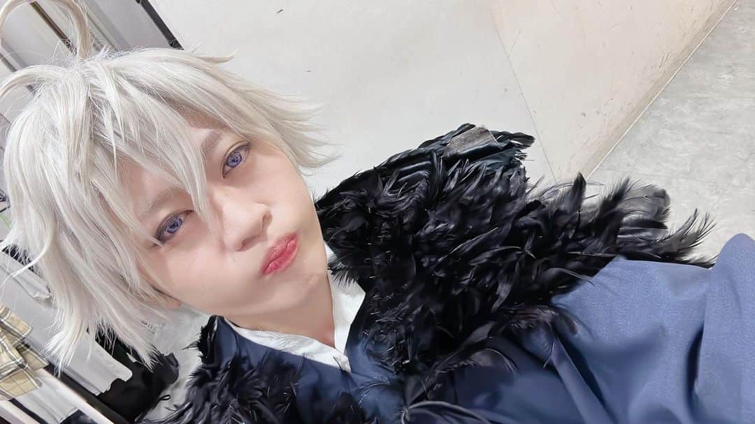 服部武雄のインスタグラム：「白髪ウィッグ野郎ʚ(◉◇◉)ɞ えびちゃん座長のもと作り上げた舞台。えびちゃん頑張ってたなぁ。  私はもうすぐ舞台イキザマ始まるよ。色んなことあるけど仲間に刺激をもらい頑張ろうと思える日々。そんな仲間と共に仕事が出来てる楽しさ。ありがたい。  #舞台 #俳優 #コスプレ #役者」