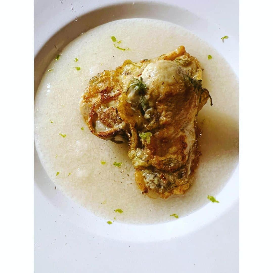 冷水 希三子のインスタグラム：「久しぶりに牡蠣を料理。 生でチュルっと食べるのが大好きだけど(大人になってから) まだ肌感が秋冬じゃないので、 まだ生の気分じゃなく火を通す料理に。 タコみたいに牡蠣から出る海のエキスと、 ピカタにした卵が相まって、 明石焼きやお好み焼きを感じる懐かしい味わいに。 重たい蓮根を佐賀から持ってきてくれた愛情たっぷりスープと。」