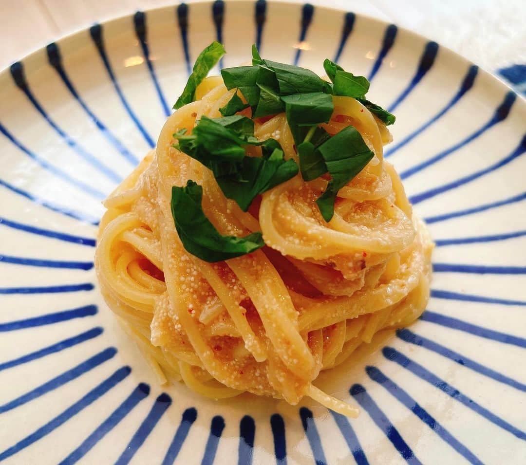本間昭光のインスタグラム：「今日は明太子パスタ バジル添え」