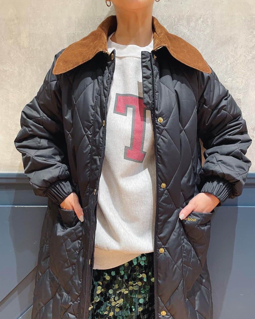 のインスタグラム：「. ⁡ 【Barbour】 ⁡ 英国王室御用達の証である、ロイヤルワラントを３つも獲得した、由緒ある名門ブランド。 1894年に設立されたバブアーは、100年以上経った現在でもイギリスをはじめとする世界中のファーマー、船員、オートバイライダー、軍人など厳しい天候や土地に臨み衣服に最高の保護、機能性を求めるあらゆる人々に愛用されている。 ⁡ ⁡ page.1〜2 marsett quilt coat ¥48,400 intax col:black,kahki ⁡ page.3〜4 bedale wax jacket ¥59,400 intax col:kahki ⁡ page.5〜6 os wax burghley long coat ¥70,400 intax col:kahki ⁡  #ienalaboucle#iena#イエナ#イエナラブークル#ienalaboucle_23aw #barbour」