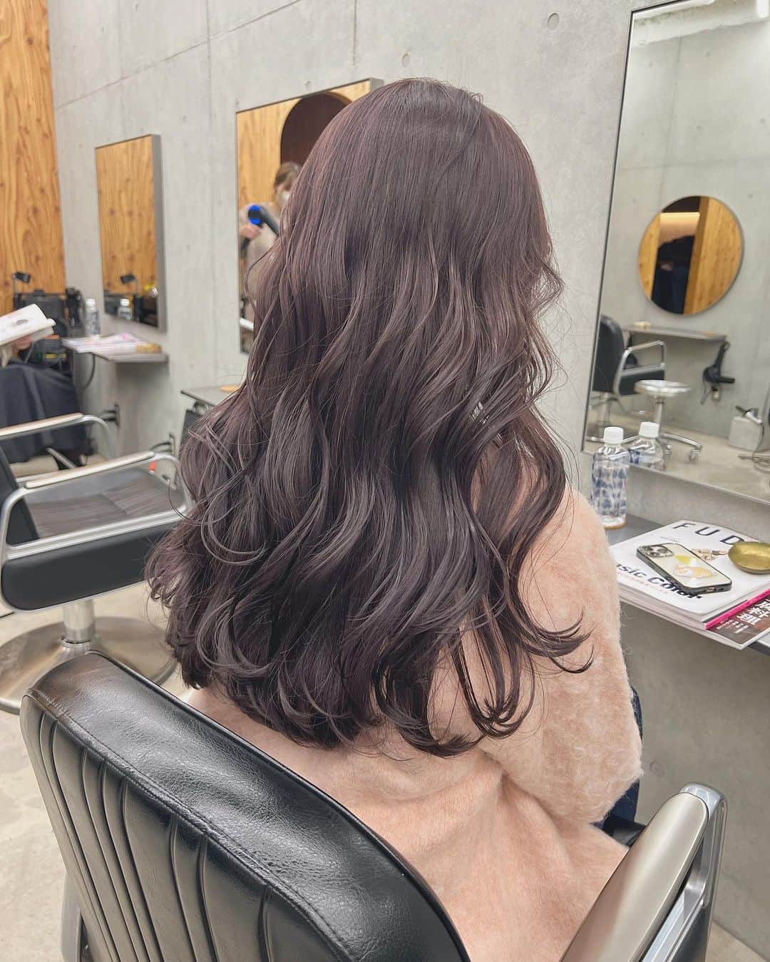 兼井遼のインスタグラム：「ラベンダーグレージュ＊  柔らかくほつれるヘア😌  ツヤのある 暗くても透明のある カラーならお任せください☺️  11月のご予約も まだまだお取りできます🙇🏻  ご質問などは コメントにてお問い合わせください！😌  #ケアカラー  #ヘアアレンジ  #ケアダブルカラー  #巻き方  #髪質改善カラー  #イルミナカラー  #ミルクティーベージュ #グレージュ  #ケアブリーチ  #ハイライトカラー  #ハイトーンカラー  #ブリーチ  #ダブルカラー   #インナーカラー  #オリーブアッシュ  #グラデーションカラー  #グレージュカラー  #ツヤトーン  #パーマ  #艶髪  #外国人風  #髪質改善トリートメント  #くびれヘア  #シースルーバング  #髪質改善  #ラベンダーグレージュ  #オリーブグレージュ  #トリートメント  #ヘアアクセサリー　#インナーハイライト」