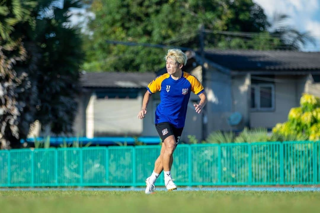 馬場悠企さんのインスタグラム写真 - (馬場悠企Instagram)「I'm having a good time. 😁💯  #thaileague2 #suphanburi #voltofficial #no37 #japan #asia #footballplayer  #football #soccer #life #enjoy #training #youtube」11月5日 12時24分 - yuki_bamba32