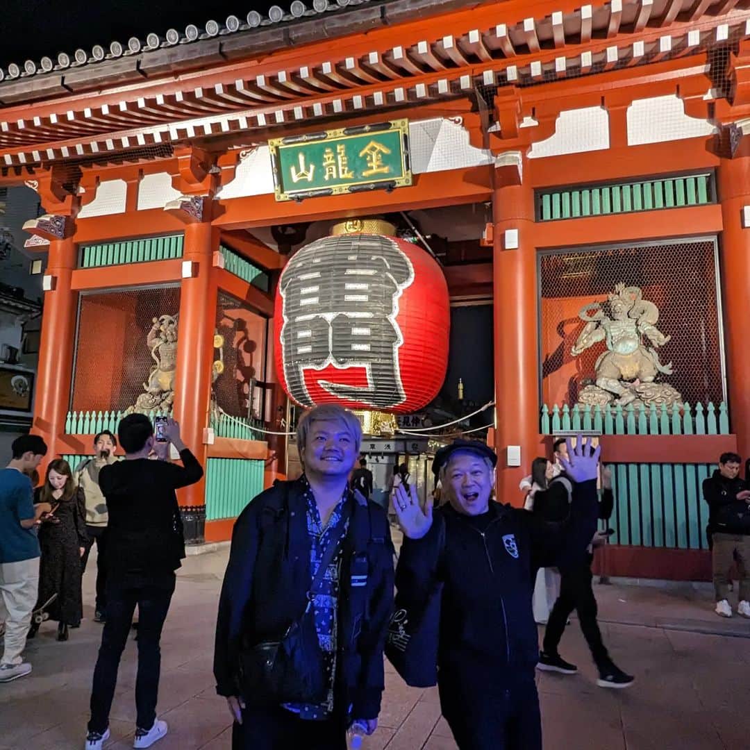 磯貝サイモンのインスタグラム：「椎名慶治さんライブ2daysありがとうございましたin浅草花やしき！村原くんお大事に！もうほぼ回復したみたいなんでひと安心！  今までよりベースがラクに弾けるようになってきました。スッティーのベースいつも横で見て、たまに教えてもらって勉強してた成果が(笑) 前はかなり力んでたけど、タッチが適切になってきました◎」