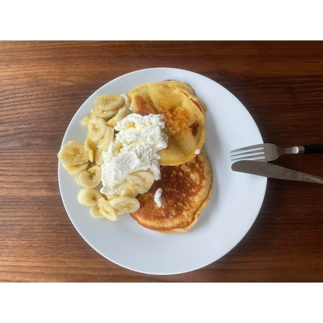 吉谷彩子さんのインスタグラム写真 - (吉谷彩子Instagram)「もう、カロリーとか関係ない！  食べちゃえ！食べちゃえ！！  の朝。笑  ハチミツ垂らして、  たまに甘いのガツンと入れたくなります🥞  ごちそうさまでした🤤  #ホットケーキ #パンケーキ」11月5日 12時28分 - ayako_yoshitani