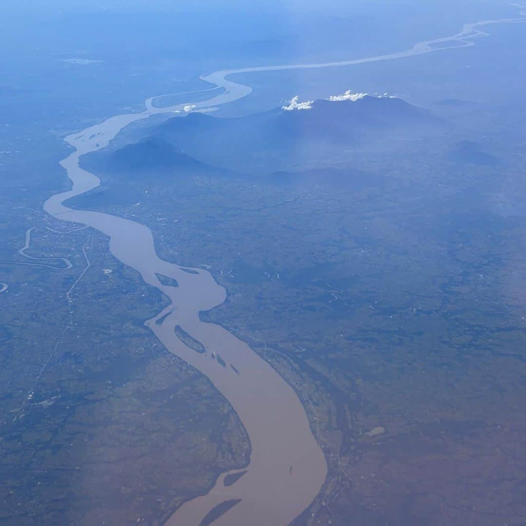 タイ航空のインスタグラム：「Glimpses of tranquility from the skies above, as the Mae Kong river winds its way through the lush landscapes, painting a picture of serenity and natural wonder. Embrace the beauty of the earth from a whole new perspective. 🌏✨   #thaiairways #smoothassilk #birdeyeview #AerialMarvels #THAIAirwaysWonders」