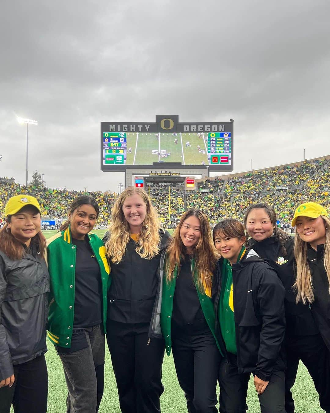 長野未祈さんのインスタグラム写真 - (長野未祈Instagram)「Home is where the field is 🏈 🦆 💛🍂 🍁 🌧️ #goducks #uowomeninflight #感謝」11月5日 12時29分 - minorinagano