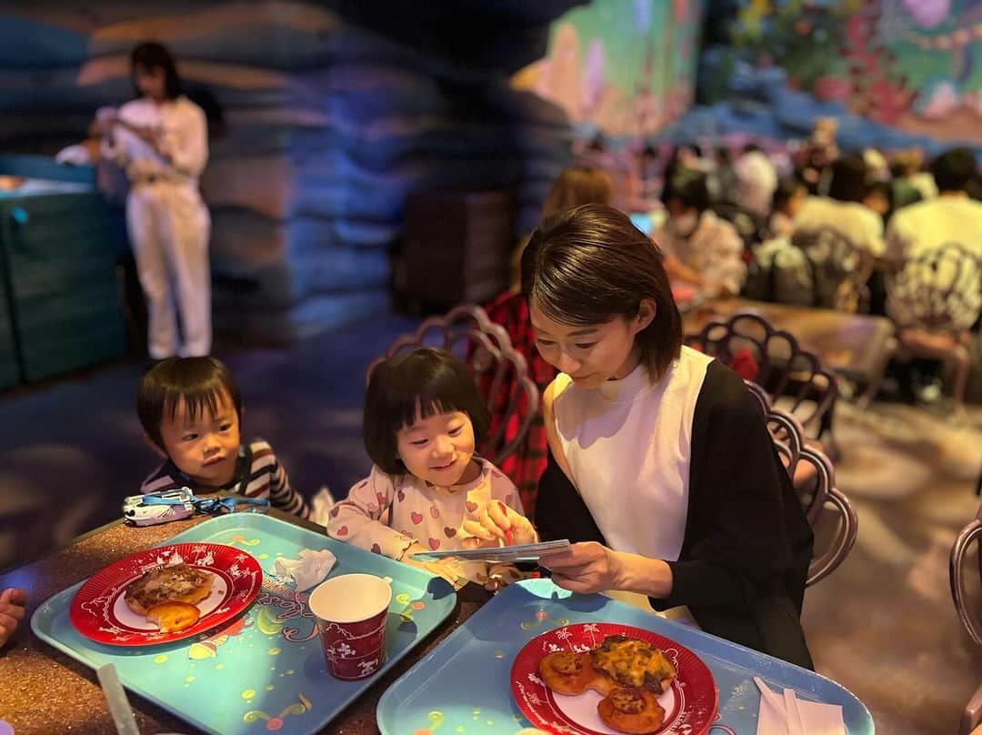 安堂サオリのインスタグラム：「今回のディズニーは、 ランドとは別日にシーも。  3歳児、想像以上にアトラクションもパレード・ショーも一緒に楽しめました。  ずっと走るか踊るか、 いとこにちょっかいを出していた杏。 ぐいぐい強い強い3歳女子と、優しくて控えめな3歳男子。  そういえば、 赤ちゃんの頃も杏に見つめられただけでいとこ君が泣き出していたことを思い出す。笑 圧を感じるのか…。  なんだかんだで仲良しな2人。  戯れる様子を見て嬉しそうなばぁば。  その全体図がなんとも幸せで。  来られて本当に良かったなと思ったのでした。  #ディズニー #disney #ディズニーシー #3世代 #3歳 #いとこ」