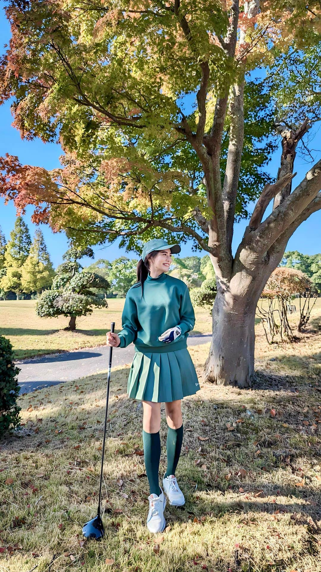 石井里奈のインスタグラム：「週末ゴルフ🏌️‍♀️⛳ 今週は本当にゴルフ日和で気持ちよかった💓‪ 朝はトレーナーきて、昼はぬいでTシャツで🍁🍂 . あーゴルフたのしいなあ笑 またすぐ行きたい！今回パー5のロングホールでバーディー取れたのが嬉しすぎた😘❤️池ぽちゃもしたけどね😂 . ウェアは @yuri_konno_official と @newerajapan のコラボウェアで💕グリーンでまとめました🟢 みんなから可愛いと好評でうれしかった🥹🩷 . Tシャツは @pacific_golfclub 👕✨ シューズは @unitedarrows_golf 👟 クラブは @callawaygolf_japan です💓‪ . #真名カントリークラブ #ゴルフコーデ #ゴルフ女子 #ゴルフ女子コーデ #ゴルフウェア #newera #ゴルフ場 #ゴルフ好き #golflife #golf #ゴルフ部 #バーディー」