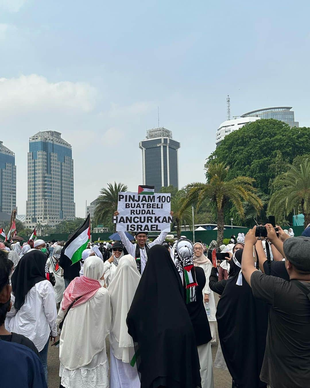 Al Ghazali Köhlerさんのインスタグラム写真 - (Al Ghazali KöhlerInstagram)「I believe the land of Palestine will be returned to owners of the land with the help of God. I believe in kingdom of heaven. And i believe in the kingdom of love 🍉🇵🇸 #freepalestine」11月5日 12時34分 - alghazali7