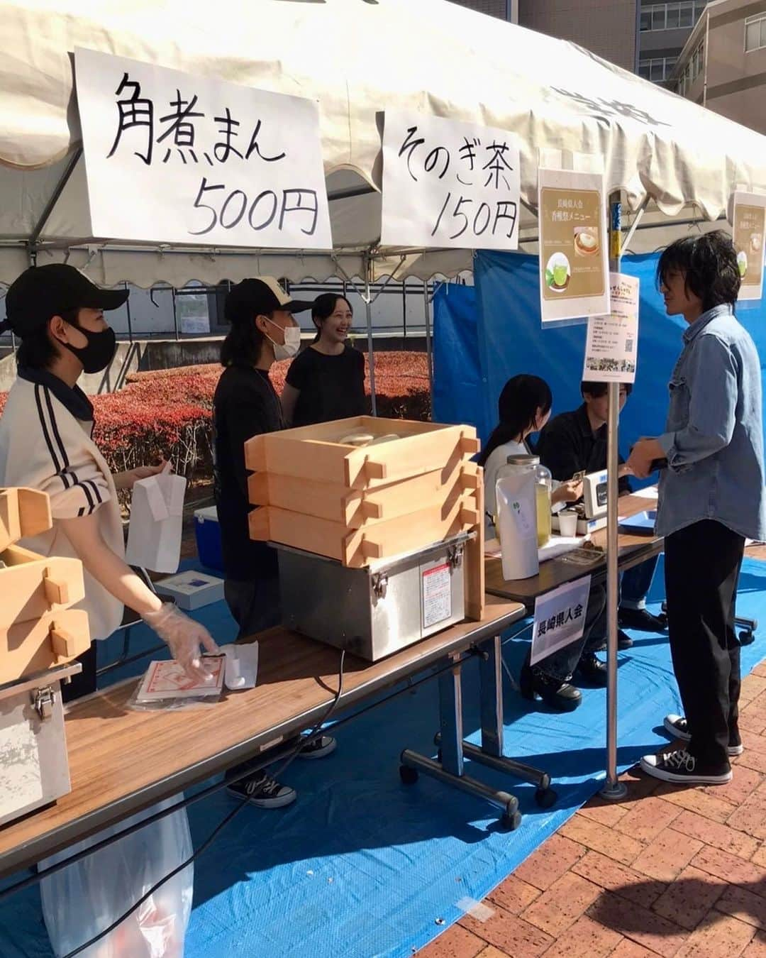 氏原ワタルのインスタグラム：「若者たちと触れ合うマダオ  長崎県人会の学生さんは地元近くて方言で話した たこ焼き売りの学生さんには元気もらった みんなありがと🙏楽しんで売りまくれ‼️  https://www.doesdoesdoes.com #九州産業大学 #香椎祭」