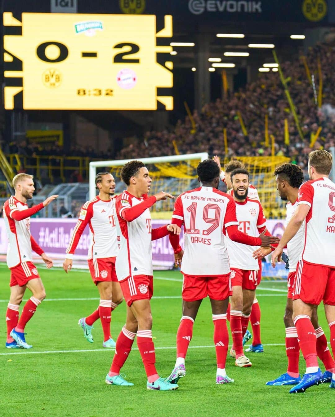 バイエルン・ミュンヘンさんのインスタグラム写真 - (バイエルン・ミュンヘンInstagram)「𝑶𝒏𝒘𝒂𝒓𝒅𝒔! 🥁   🔴⚪️ #BVBFCB 0-2 (46')」11月5日 3時35分 - fcbayern