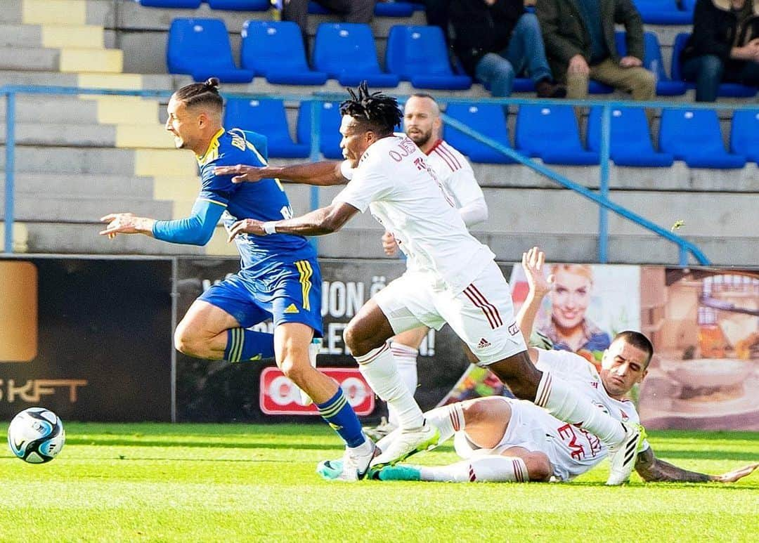 ダビド・バブンスキさんのインスタグラム写真 - (ダビド・バブンスキInstagram)「Victory 🔵🟡⚽️」11月5日 3時38分 - davidbabunski