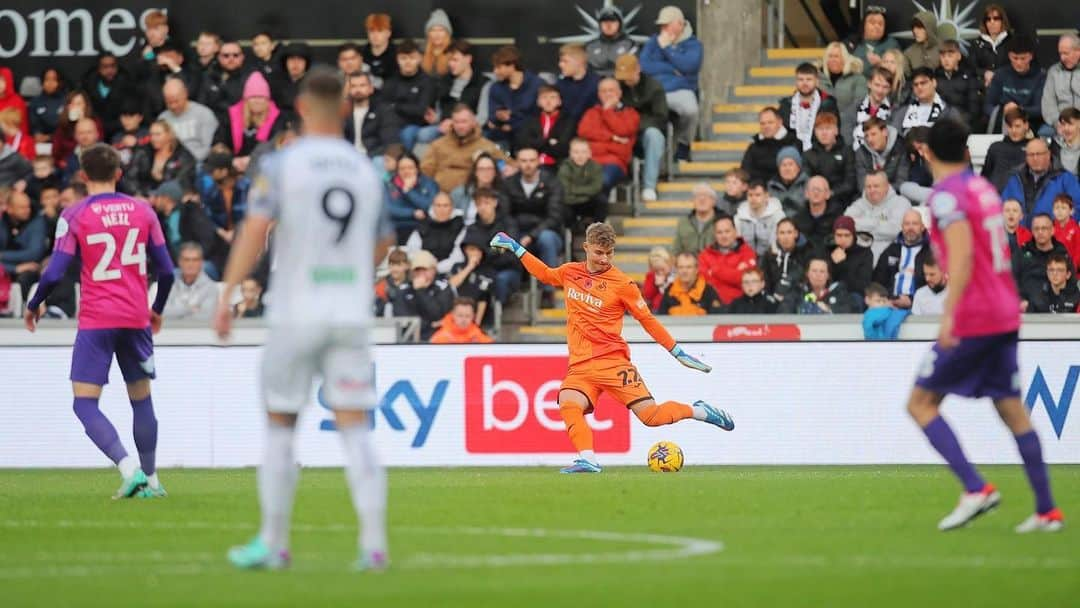 スウォンジー・シティAFCさんのインスタグラム写真 - (スウォンジー・シティAFCInstagram)「Today's @swanseauni player of the match with 8⃣1⃣% of the vote 🏅  Class, @carlrushworth_ 👏」11月5日 3時40分 - swansofficial