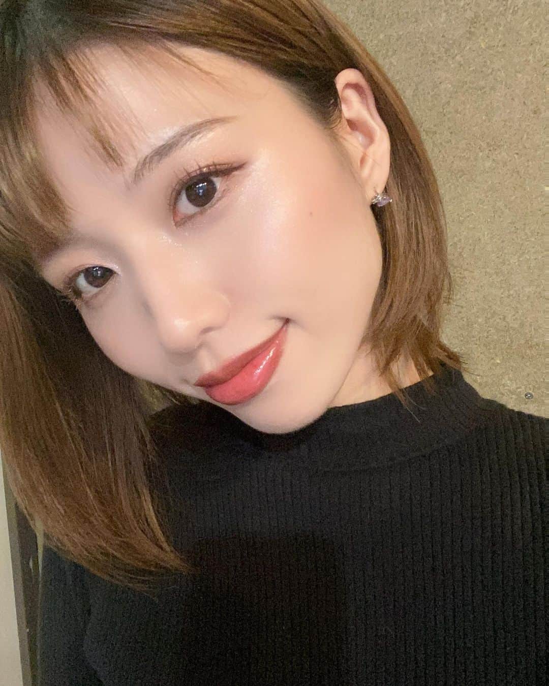 とくひされなのインスタグラム：「しれっとボブ復活 （エクステ引きちぎっただけ）  絡まったエクステーション 引きちぎってさっぱりだわ〜 まとわりつくものはない 今やっと、気づいたの！ あーああなたの声が遠くなる〜 遠く遠く〜」