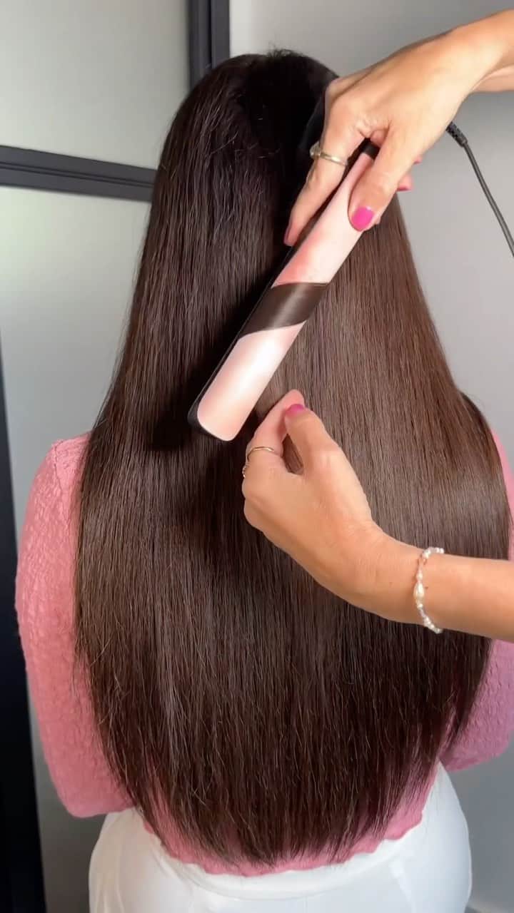 ghd hairのインスタグラム：「Platinum+ in pink peach doing what she does best 🩷   #ghd #takecontrolnow #ghdpink #satisfying #satisfyinghair #haircurl」