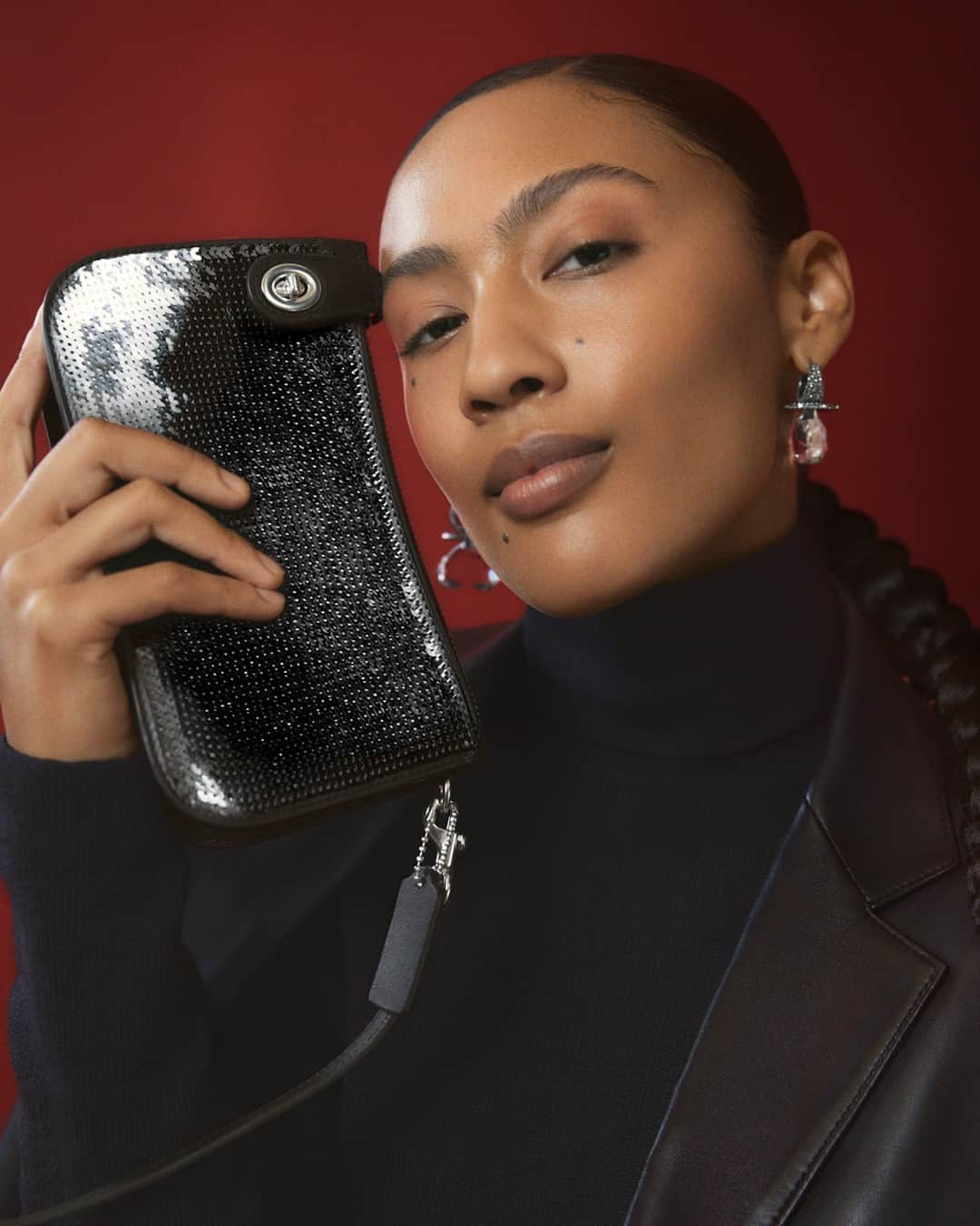 コーチのインスタグラム：「Glowing, shining, thriving. (Our Penn bag just adds some extra voltage. ⚡⚡)  Our #CoachHoliday story celebrates the gifts that give us the confidence to be ourselves.   #WearYourShine #CoachNY」