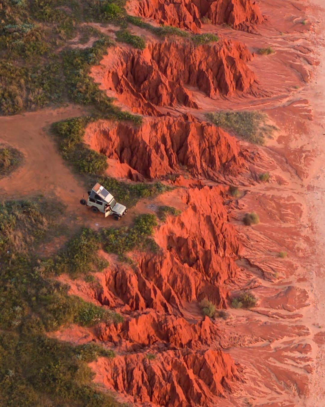 Australiaさんのインスタグラム写真 - (AustraliaInstagram)「Ah, @australiasnorthwest, you've left us speechless once again 🧡 When it comes to Rubibi (@visitbroome) in @westernaustralia - can you blame us? Captured here beautifully by @lands.unseen, the vibrant colours seen this stunning region are just one of the many reasons to visit. Seeking an epic introduction to Rubibi? Look no further than @narlijia's Bagul Bagul Mangrove tour, led by a local Yawuru guide 👣   #SeeAustralia #ComeAndSayGday #WATheDreamState #AustraliasNorthWest #Broome  ID: aerial shot of a 4WD on a rocky cliff overlooking a beach. The sand and rock face is a vibrant red. Green shrubbery dots the top of the cliff.」11月5日 4時00分 - australia