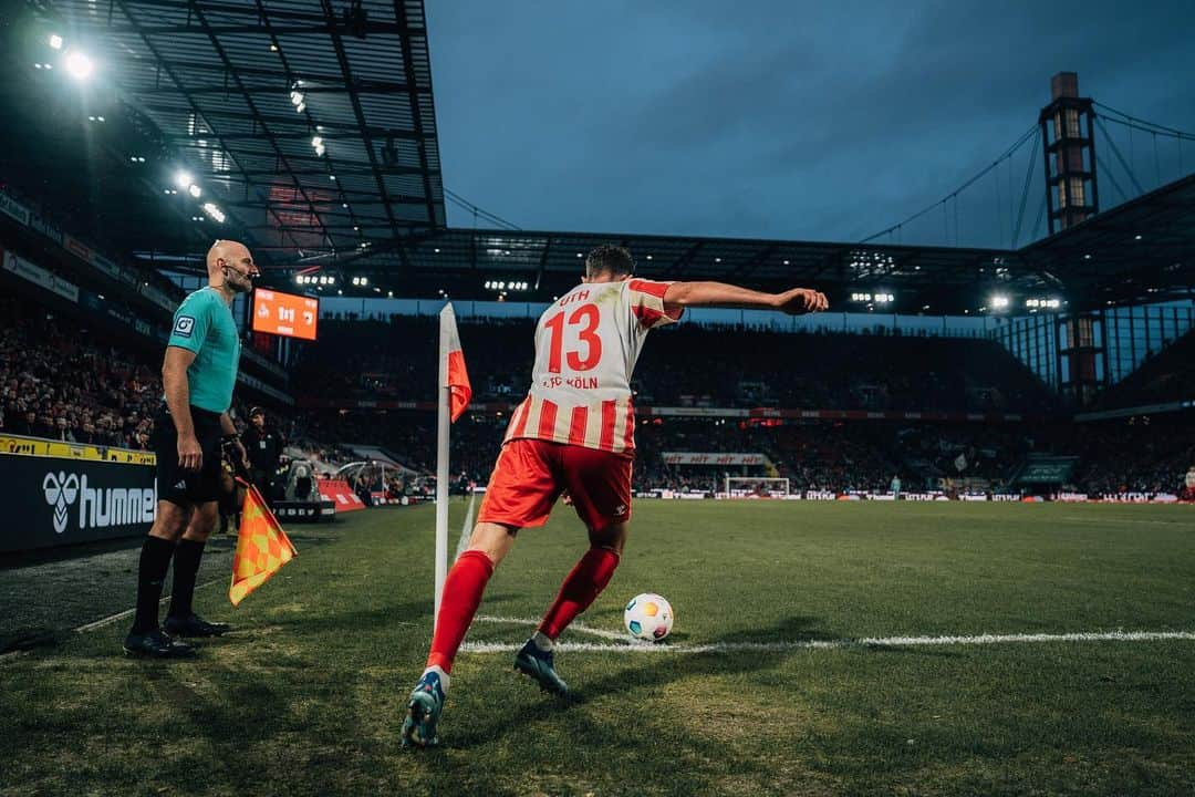 マルク・ウートのインスタグラム：「Danke für diese geile Unterstützung 😊🔴⚪️❤️💪🏻 Nur gemeinsam kommen wir da raus ⚽️💪🏻 Achtung Spoiler: Auf dem 2. Bild bin ich ein bisschen müde 😂💪🏻」