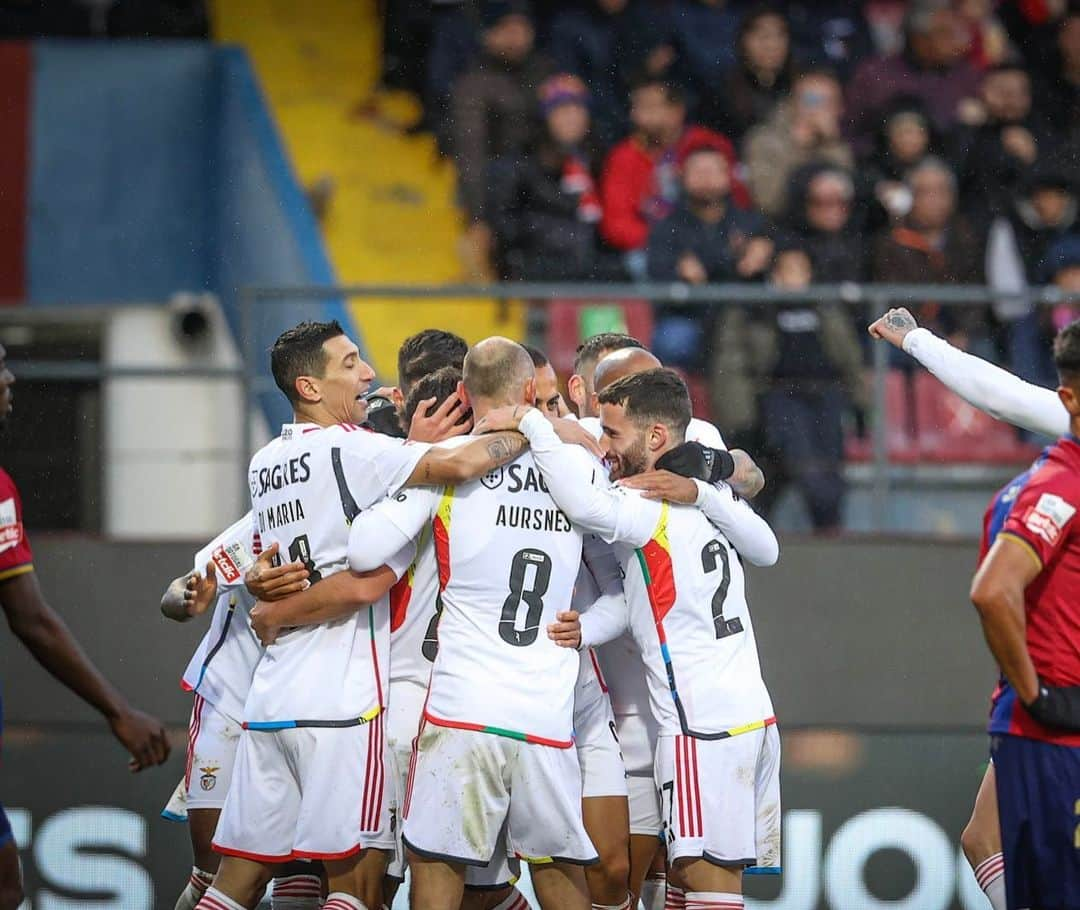 アンヘル・ディ・マリアのインスタグラム：「Una nueva victoria para seguir creyendo y creciendo como equipo. Vamos Benfica ❤️🦅」