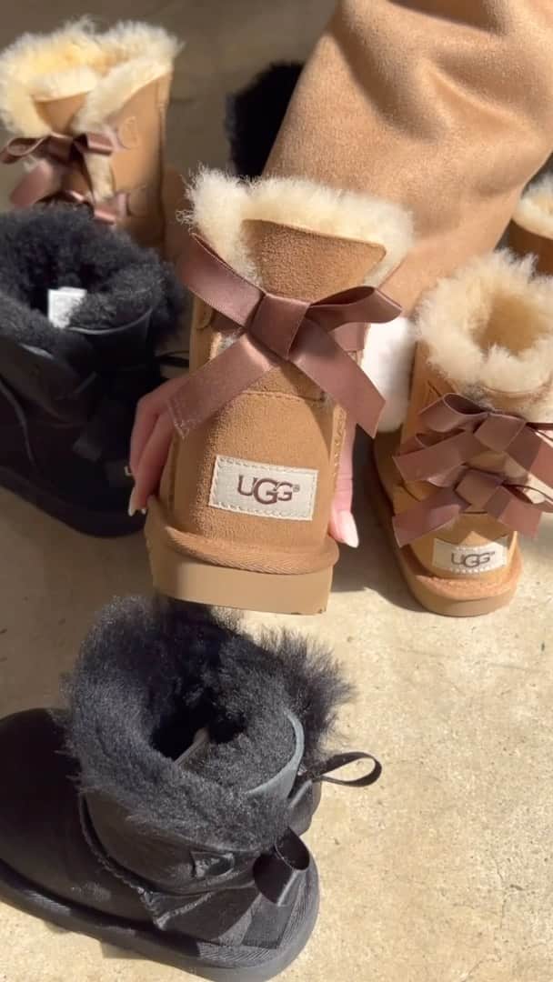 アグのインスタグラム：「How much cuteness is too much cuteness? Kids Bailey Bows are alllmoooossstttt too cute to handle. 🎀  #UGG #UggBows #BowTrend #UggBoots #KidsStyle」