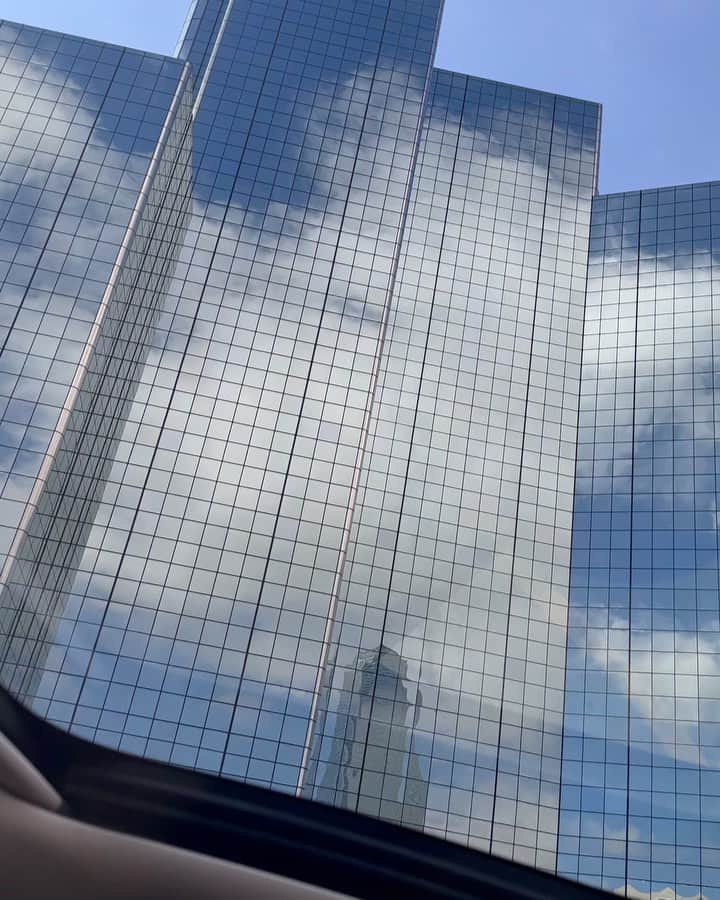 ブライアン・メイのインスタグラム：「Never could resist an observation tower !  Wonderful views from #dallasreuniontower - thanks Beloncia for the trip ! Bri」