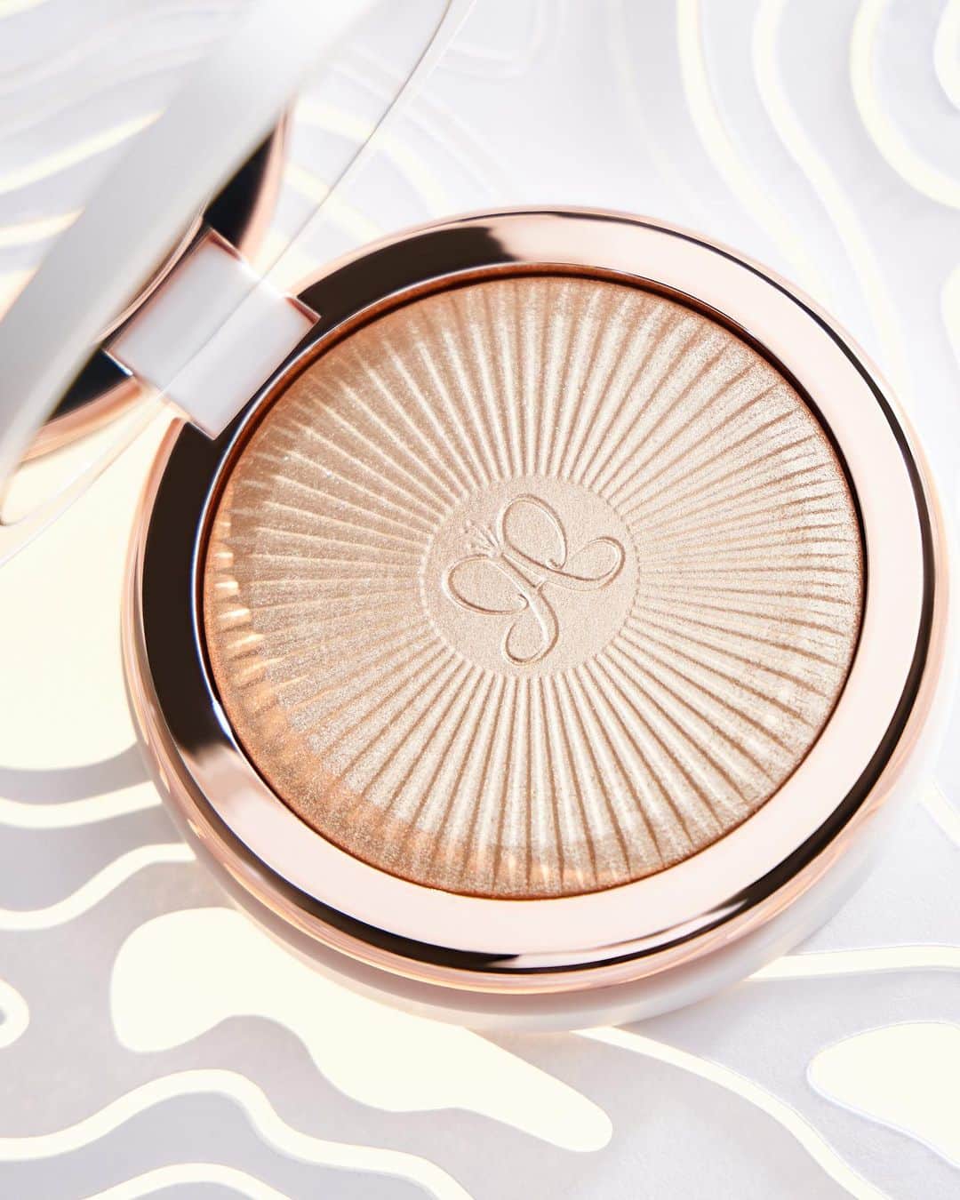 Anastasia Beverly Hillsのインスタグラム：「Your shortcut to 'lit-from-within' vibes 🤩💫 Stock up on Glow Seeker Highlighter for the holidays at your local @macys ✨  #AnastasiaBeverlyHills」