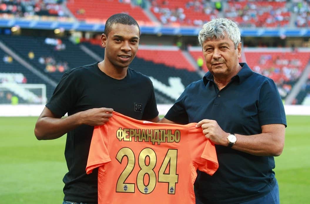 フェルナンジーニョのインスタグラム：「One of the greatest men I had the opportunity to work with retires today. Mircea Lucescu has been a very important professional in my career and for the whole football. I learned a lot in the years we worked together and now I am proud to call him a friend. Thank you Mister for all your contribution. May God bless you and your family in this new period of your life. Cheers. 🙌🏾  . Hoje se aposenta uma das maiores pessoas que tive a oportunidade de conhecer e trabalhar. Mircea Lucescu foi um profissional muito importante na minha carreira e para o futebol como um todo. Aprendi muito nos anos em que convivemos juntos e hoje tenho orgulho em chamá-lo de amigo. Obrigado por toda sua contribuição. Um grande abraço e que Deus ilumine essa nova fase de sua vida. 👏🏾👏🏾👏🏾」