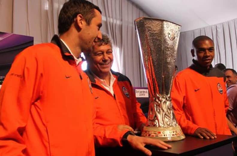 フェルナンジーニョさんのインスタグラム写真 - (フェルナンジーニョInstagram)「One of the greatest men I had the opportunity to work with retires today. Mircea Lucescu has been a very important professional in my career and for the whole football. I learned a lot in the years we worked together and now I am proud to call him a friend. Thank you Mister for all your contribution. May God bless you and your family in this new period of your life. Cheers. 🙌🏾  . Hoje se aposenta uma das maiores pessoas que tive a oportunidade de conhecer e trabalhar. Mircea Lucescu foi um profissional muito importante na minha carreira e para o futebol como um todo. Aprendi muito nos anos em que convivemos juntos e hoje tenho orgulho em chamá-lo de amigo. Obrigado por toda sua contribuição. Um grande abraço e que Deus ilumine essa nova fase de sua vida. 👏🏾👏🏾👏🏾」11月5日 4時02分 - fernandinho