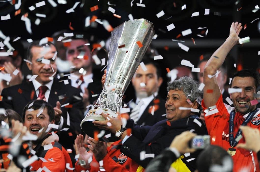 フェルナンジーニョさんのインスタグラム写真 - (フェルナンジーニョInstagram)「One of the greatest men I had the opportunity to work with retires today. Mircea Lucescu has been a very important professional in my career and for the whole football. I learned a lot in the years we worked together and now I am proud to call him a friend. Thank you Mister for all your contribution. May God bless you and your family in this new period of your life. Cheers. 🙌🏾  . Hoje se aposenta uma das maiores pessoas que tive a oportunidade de conhecer e trabalhar. Mircea Lucescu foi um profissional muito importante na minha carreira e para o futebol como um todo. Aprendi muito nos anos em que convivemos juntos e hoje tenho orgulho em chamá-lo de amigo. Obrigado por toda sua contribuição. Um grande abraço e que Deus ilumine essa nova fase de sua vida. 👏🏾👏🏾👏🏾」11月5日 4時02分 - fernandinho