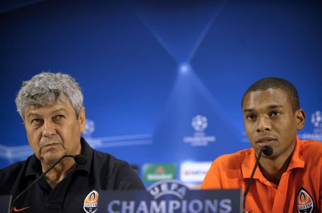 フェルナンジーニョさんのインスタグラム写真 - (フェルナンジーニョInstagram)「One of the greatest men I had the opportunity to work with retires today. Mircea Lucescu has been a very important professional in my career and for the whole football. I learned a lot in the years we worked together and now I am proud to call him a friend. Thank you Mister for all your contribution. May God bless you and your family in this new period of your life. Cheers. 🙌🏾  . Hoje se aposenta uma das maiores pessoas que tive a oportunidade de conhecer e trabalhar. Mircea Lucescu foi um profissional muito importante na minha carreira e para o futebol como um todo. Aprendi muito nos anos em que convivemos juntos e hoje tenho orgulho em chamá-lo de amigo. Obrigado por toda sua contribuição. Um grande abraço e que Deus ilumine essa nova fase de sua vida. 👏🏾👏🏾👏🏾」11月5日 4時02分 - fernandinho