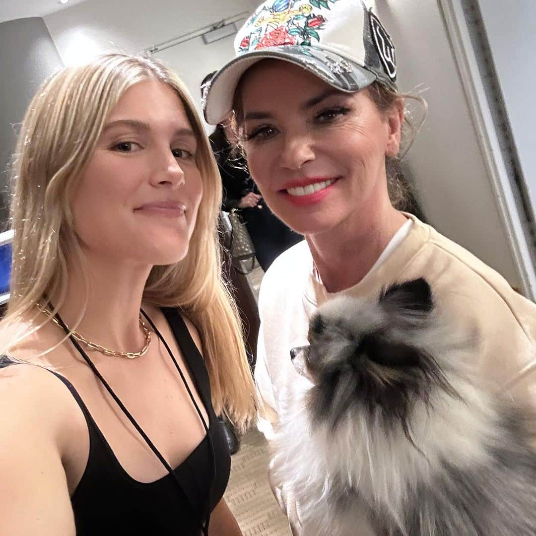 ウージニー・ブシャールのインスタグラム：「A LIVING LEGEND. AN ICON.  I’ve looked up to Shania ever since I was 3 years old. She’s from a small town in Canada and had massive success, and that inspired me. It made me believe I could have success too. What a night for my family and I! Thank you Shania ❤️🇨🇦」